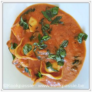 kookpassie.be - Tortellini - Creamy tomato tortellini soup