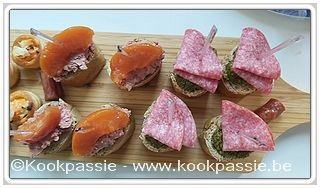 kookpassie.be - Toast, groene pesto, salami en bieslook