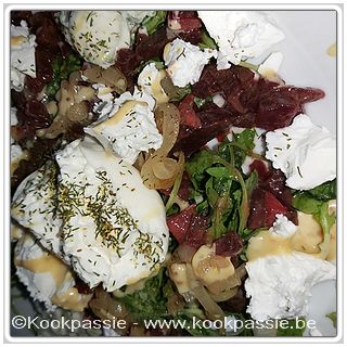 kookpassie.be - Rucola, rode bieten, Turkse kaas, burrata, gebakken ui en Club sandwich saus (Oil and Vinegar) - fles uitgeknepen ;-) dus maar enkele druppeltjes
Gekruid met Mosterd Dille Dip (Oil and Vinegar)