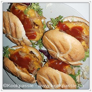 kookpassie.be - Keizerbroodjes Lidl onder de grill met kippenburger Makro, gebakken ui, gesmolten ziz kaas, sla en curry ketchup (DL)