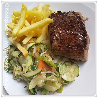 kookpassie.be - Rest rumsteak (uiteindelijk bij de poes beland) met frietjes, wokmix en courgette