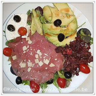 kookpassie.be - Carpaccio (Lidl) met avocado, kerstomaatjes, sla, rode bietjes, zwarte olijfjes en turkse kaas