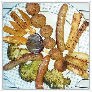 kookpassie.be - Traybake met braad­worst, broccoli en ras el hanout