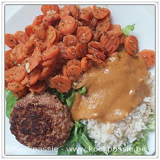 kookpassie.be - Hamburger, gekookte worteltjes, rijst en Thaise saus