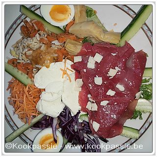 kookpassie.be - Garpaccio (Lidl) met gekookt ei, komkommer, rode kool, wortel, artichoc en restje rijst