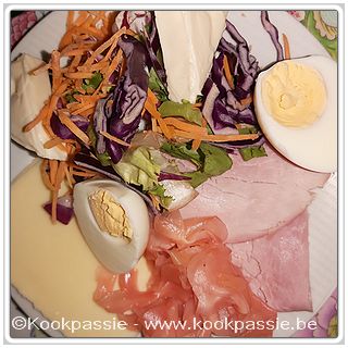 kookpassie.be - Zondags ontbijbordje: Gekookte ei en hesp, gember, smeerkaas, sla, wortel en rode kool met kleine sandwich