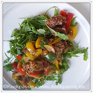 kookpassie.be - Gebakken kippengehakt, ui, witte kool, geraspte wortelen met Kung Pow saus van Chef David (foto vergeten)