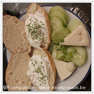 kookpassie.be - 2 kleine sandwiches, griekse yoghurt, blauwe bessen, restje wortel, ruccola, 2 smeerkaas