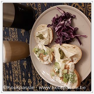 kookpassie.be - 2 kleine sandwiches, griekse yoghurt, wasabi sesamzaadjes, pesto, rode kool, 2 smeerkaas en koffie met koffiemelk (kan Action, superding !)