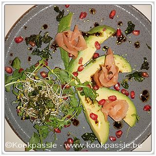 kookpassie.be - Gerookte zalm met avocado, granaatappel en basilicum