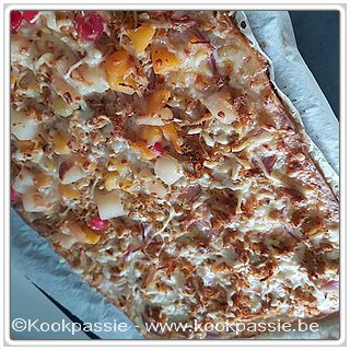 kookpassie.be - Pizza met zure room, rode ui, pulled chicken en pizzakaas (2 dagen) 1/2