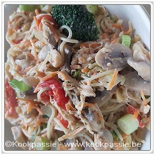 kookpassie.be - Capellini met pulled chicken, ui, verse champignons, broccoli, wortel, zoete paprika, lenteui en roomsaus (2 dagen)