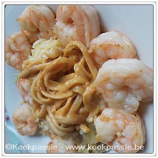 kookpassie.be - Restje van de kreeftensaus met gebakken scampi en pizzakaas