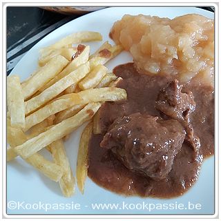 kookpassie.be - Koen: Varkenswangetjes (427) met frietjes en pot appelmoes (Colruyt)