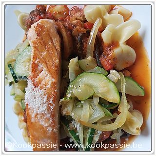 kookpassie.be - Rest saus inktvis met Sacchetti (Lidl) zalm en gebakken ui, look en courgette