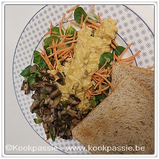 kookpassie.be - Omelet met Parmezaan, gebakken kastanjechampignons, veldsla en geraspte wortelen