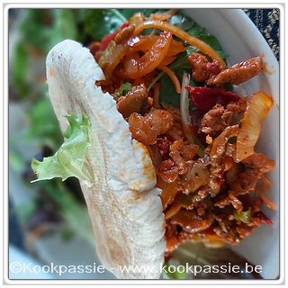kookpassie.be - Kippengyros (Lidl) met pitabroodje, sla, wortel, maïs, pitasaus en currytomatenketchup 1/2