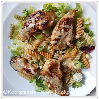 kookpassie.be - Gebakken kip met gemengde sla, spirelli, lenteui en vinaigrette (3 el azijn, 3 el zonnebloemolie, 1 grote el Tierentynmosterd