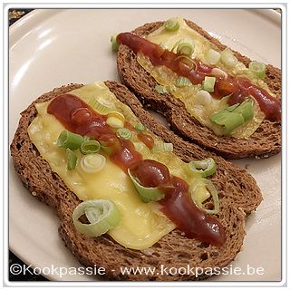 kookpassie.be - Getoast brood met vegetarische kaas, lente ui en curryketchup