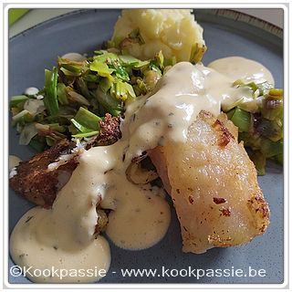 kookpassie.be - Gebakken lotte (bloem + Verstegen Scampi en garnalenkruiden) met gestoofde prei in olijfolie, puree en Hollandaise Sandra Bekkari (1531)