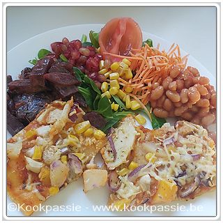 kookpassie.be - Pizza met rest saus spaghetti, zure room, gebakken kip (Lidl), rode ui, blikje fruit en gemalen kaas en Salade