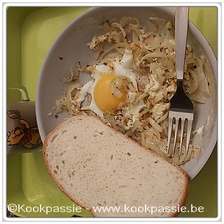 kookpassie.be - Ontbijt - Paarde oog + nog 1 eiwit met gebakken ui en 1 sneetje brood met Deca met melk