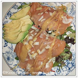 kookpassie.be - Gerookte zalm met salade, ui, halve avocado en honingdressing