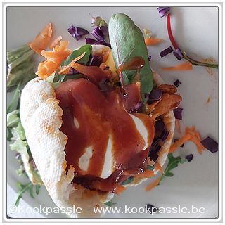 kookpassie.be - Middag: Pittabroodje met kippengyros (Lidl), gemengde sla, rode kool, wortel, tomaat, pittasaus en curryketchup