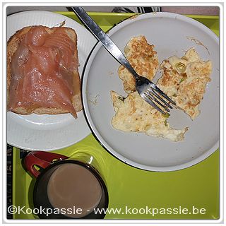 kookpassie.be - Gebakken ei + 1 eiwit en lenteui met broodje gerookte zalm en koffie