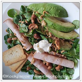 kookpassie.be - Avond: Veldsla met cashewnoten, gebakken ui, halve avocado, kippenwit (Colruyt) en 3 beschuitjes