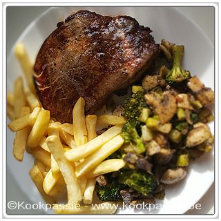 kookpassie.be - Filet pur (Colruyt 29,9 €/kg) met frietjes, champignons en broccoli met lookkruiden