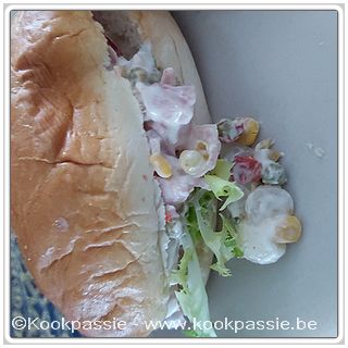 kookpassie.be - Sandwich met zelfgemaakte smos: Gekookte hesp, zure uitjes, groentemacédoine Bonduelle en yoghurtmayonaise