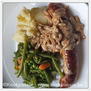 kookpassie.be - Kippenworst met uiensaus (Gebakken ui met Chefs vleesfond en light room) prinsesseboontjes erwtjes en wortel en puree