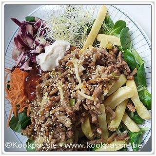 kookpassie.be - Gebakken varkenspita (Colruyt) met lookpasta, look en chili van Lee Kum Kee en gemalen kaas met frietjes en rauwe groenten