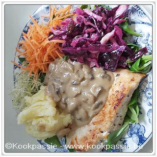 kookpassie.be - Gebakken kalkoenfilet (+ wat bloem + cajun kruiden) met champignonroomsaus, veldsla en puree