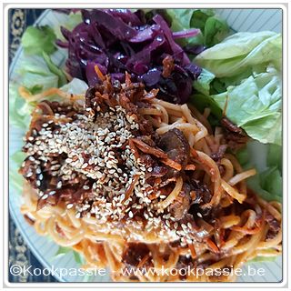 kookpassie.be - Chinese noedels, gebakken pitta, wokgroenten champignons met tomatenconcentré