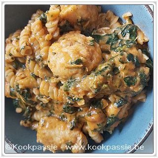 kookpassie.be - Gebakken kip met look, pijnboompitten, spinazie, tomato fritto, witte wijn, room 7% en Eazy pasta one pan Spirelli van Soubry