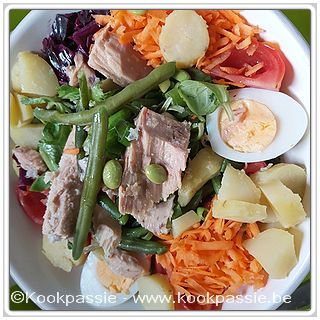kookpassie.be - Tonijnsalade met gekookt ei, aardappelen, wortel, prinsessenboontjes, edamame boontjes, rode kool, tomaat en gemengde sla