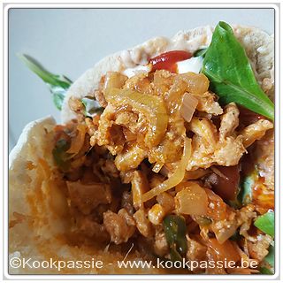 kookpassie.be - Pitta met veldsla, wortel, gebakken kip met ui, groene paprika, pittasaus en curry kethup