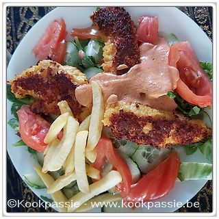 kookpassie.be - Gebakken kip (Lidl) met frietjes, tomato Fritto en zure room sausje, sla, komkommer en coeur de boeuf tomaat
