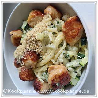 kookpassie.be - Spaghetti met gebakken ui, courgette en look in roomsaus (zoals 193) met Parmezaan en Vegetarische Parmezaan (1093)