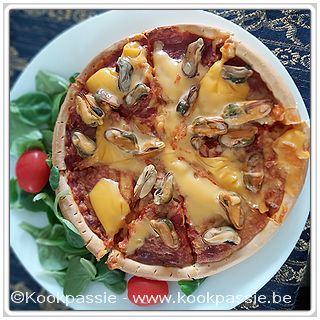 kookpassie.be - Gepimpte pizza Colruyt met cheddar smeltkaas en mosseltjes (Colruyt)