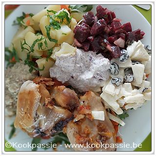 kookpassie.be - Kippedij (1237) met witloofsalade (672), rode bietensalade (669), gekookte aardappelen en munt, wortel, kerstomaatjes, rucola, restje avocadomoes en plattekaas-ui-mosterd sausje