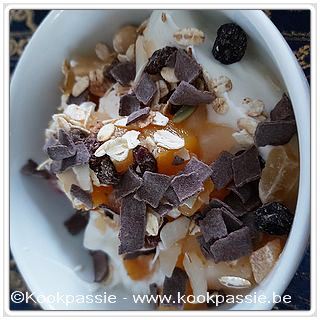 kookpassie.be - Ontbijt: Griekse yoghurt met noten, zaden, fruit musley Lidl, restje fruit uit blikje en chocoladevlokken