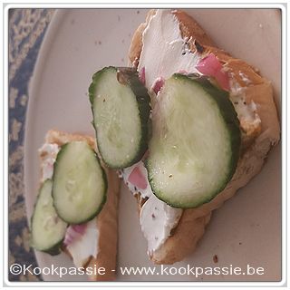 kookpassie.be - Toast met verse kaas, rode ui en komkommer