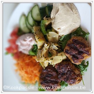 kookpassie.be - Mezze maison: kippengehaktburgers op de grill, Hummus, Tarama (Delhaize), komkommer, coeur de boeuf tomaat, ruccola, geraspte wortel en Artisjoksalade (1580)
