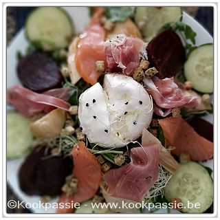 kookpassie.be - Rucola, burrata, rauwe ham, gerookte zalm, artisjok,  preischeutjes,  rode biet, croutontjes en komkommer