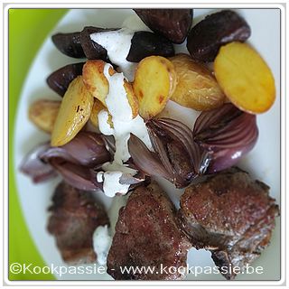 kookpassie.be - Traybake van aardappel, rode ui en rode biet met gemarineerde lamskoteletjes