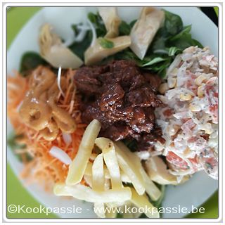 kookpassie.be - Yum Yummy salade (1598) met stoverij (427, Vriezer), veldsla en geraspte wortelen