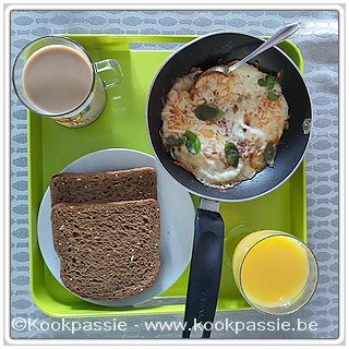 kookpassie.be - Paardeoog ontbijt met mozzarella en basilicum